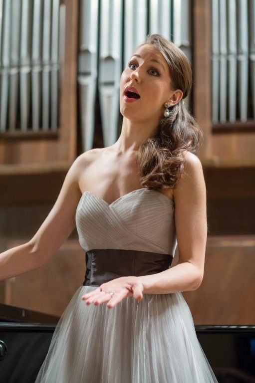 Cantante lírica actuando durante cena corporativa en Sevilla